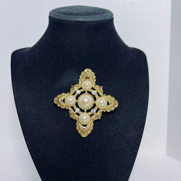 KJL for Avon Gold Tone, Faux Pearl And Clear Rhinestone Brooch/Pendant (6087) - Picture 3 of 10